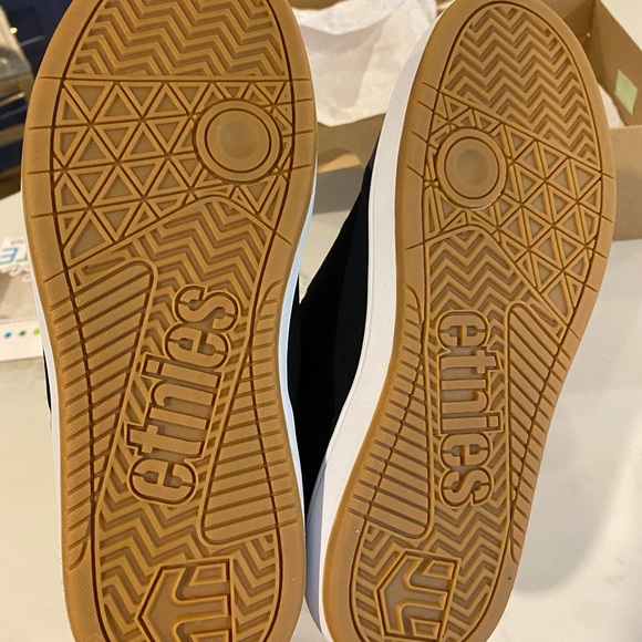 Etnies size 5.5 boys skater sneaker. NWT! Never worn inside original box. - Picture 3 of 6